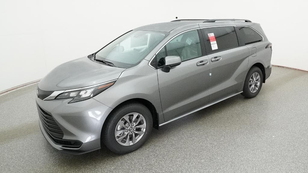 2026 Toyota Sienna LE — photo 1 of 33