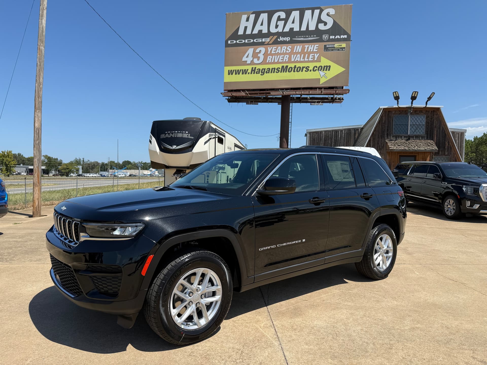 2026 Jeep Grand Cherokee LAREDO X 4X4 — photo 1 of 22