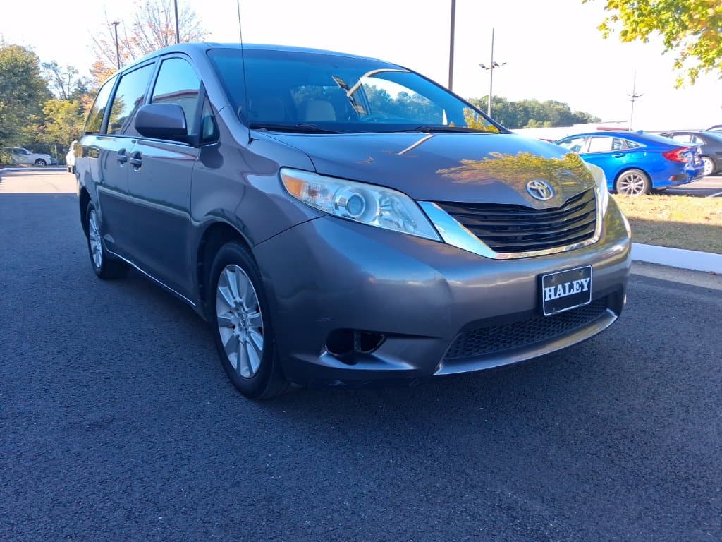 2013 Toyota Sienna LE — photo 1 of 13
