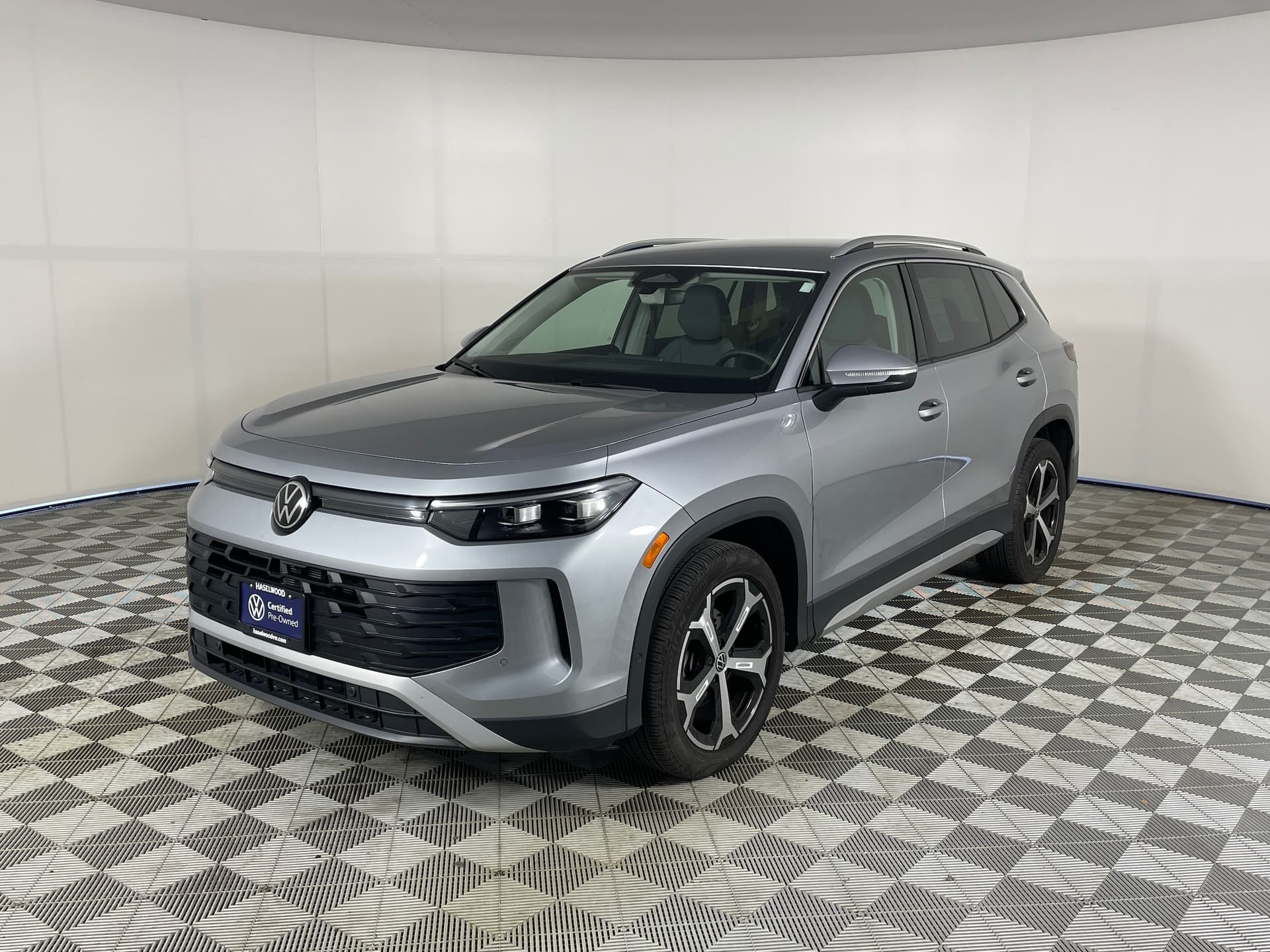2025 Volkswagen Tiguan SE — photo 1 of 16