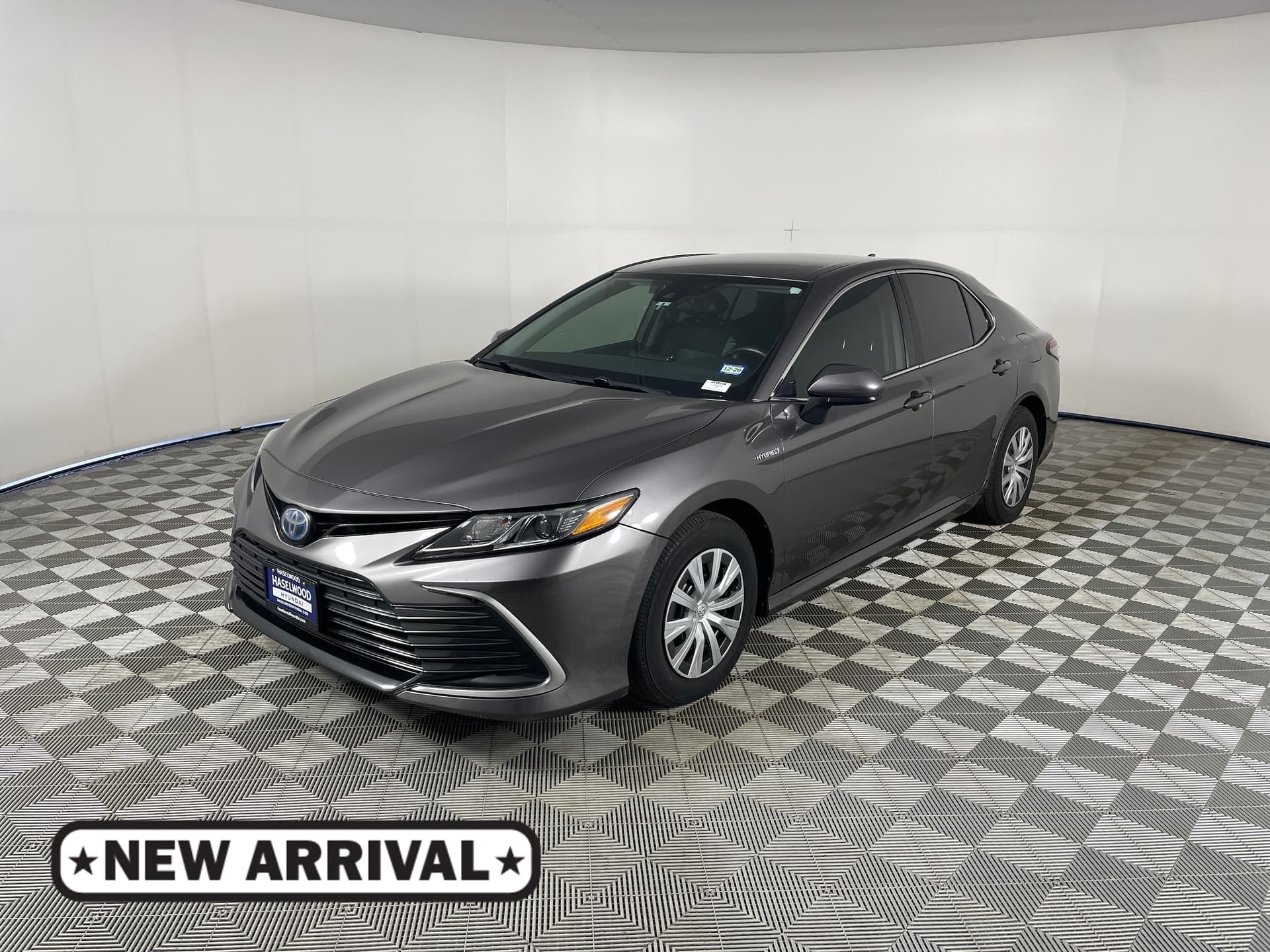 2021 Toyota Camry Hybrid LE — photo 1 of 16