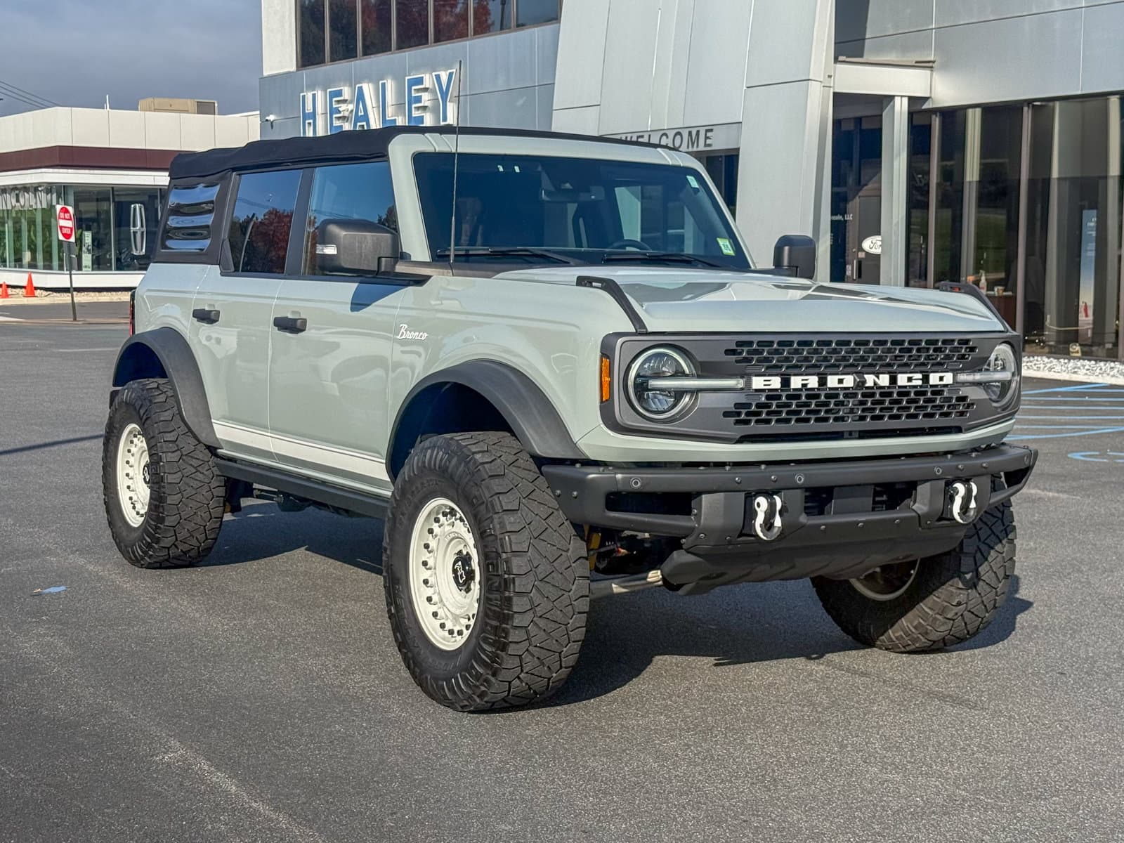 2022 Ford Bronco Badlands — photo 1 of 38