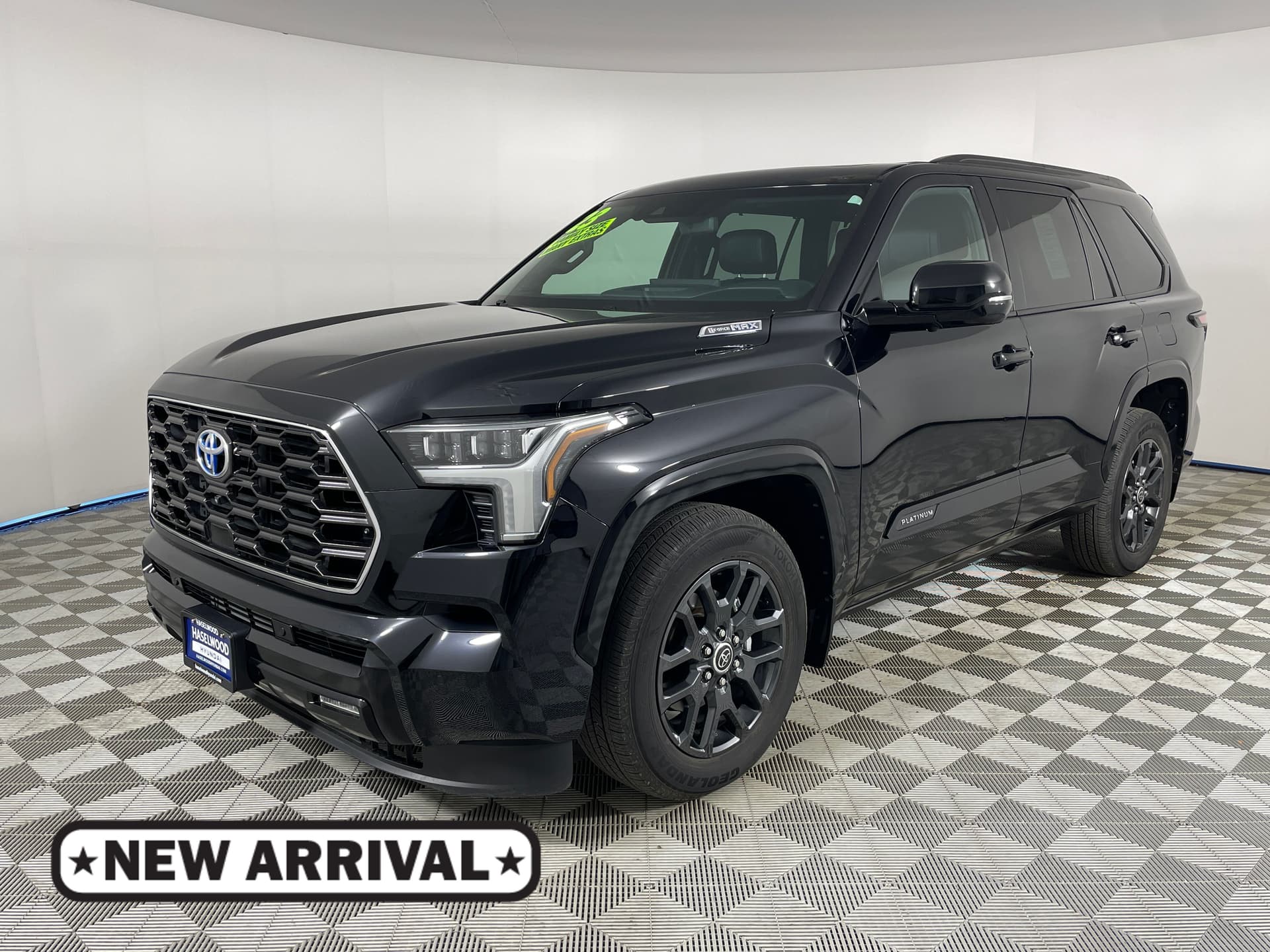2023 Toyota Sequoia Platinum — photo 1 of 28