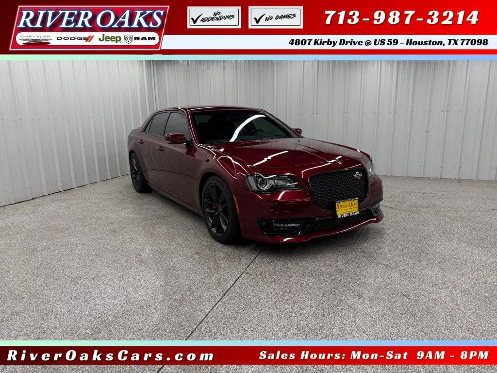 2023 Chrysler 300 C — photo 1 of 28