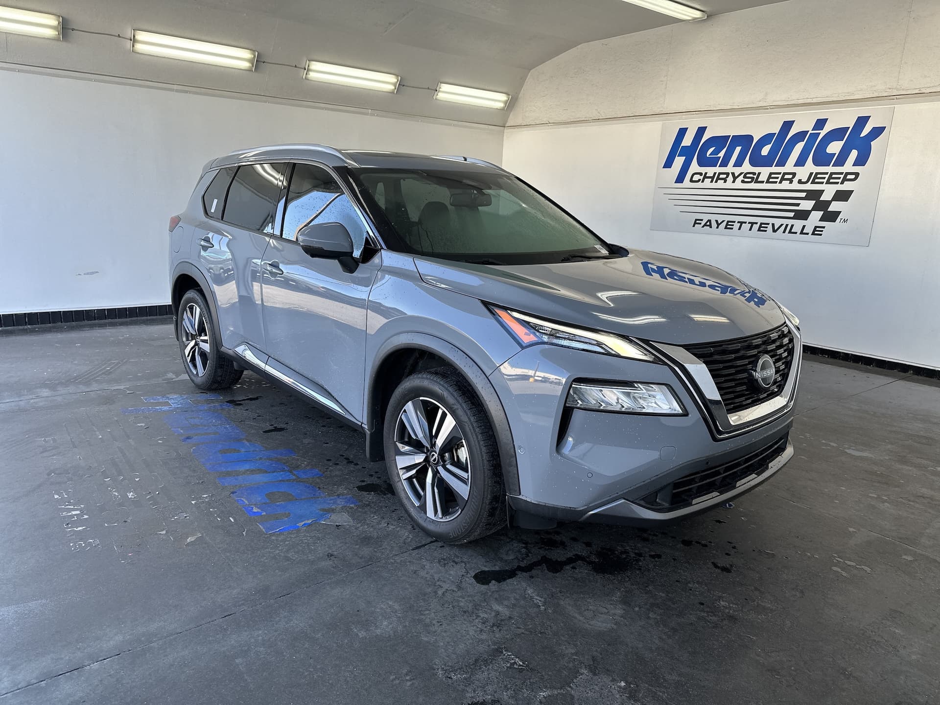 2023 Nissan Rogue SL — photo 1 of 34