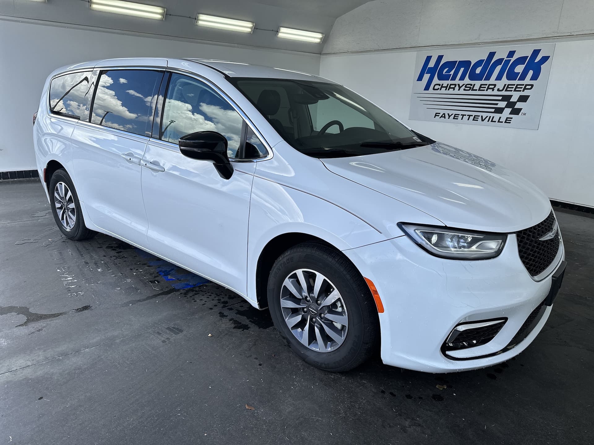 2024 Chrysler Pacifica Hybrid Select — photo 1 of 31
