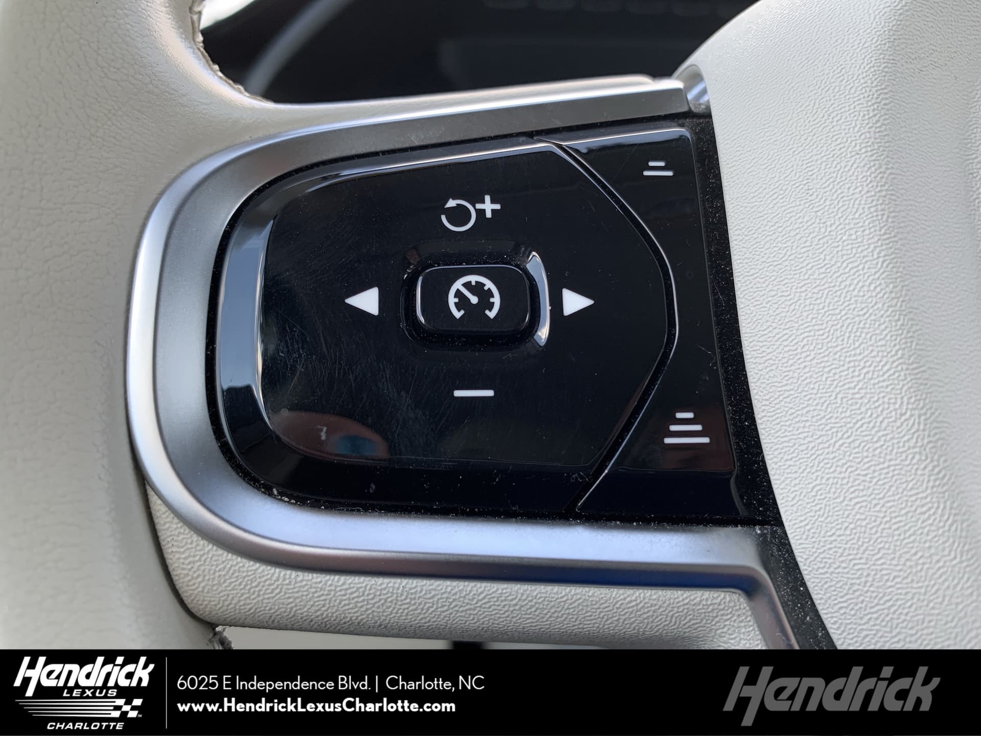 2025 Volvo XC90 Plug-In Hybrid Ultra — photo 1 of 36