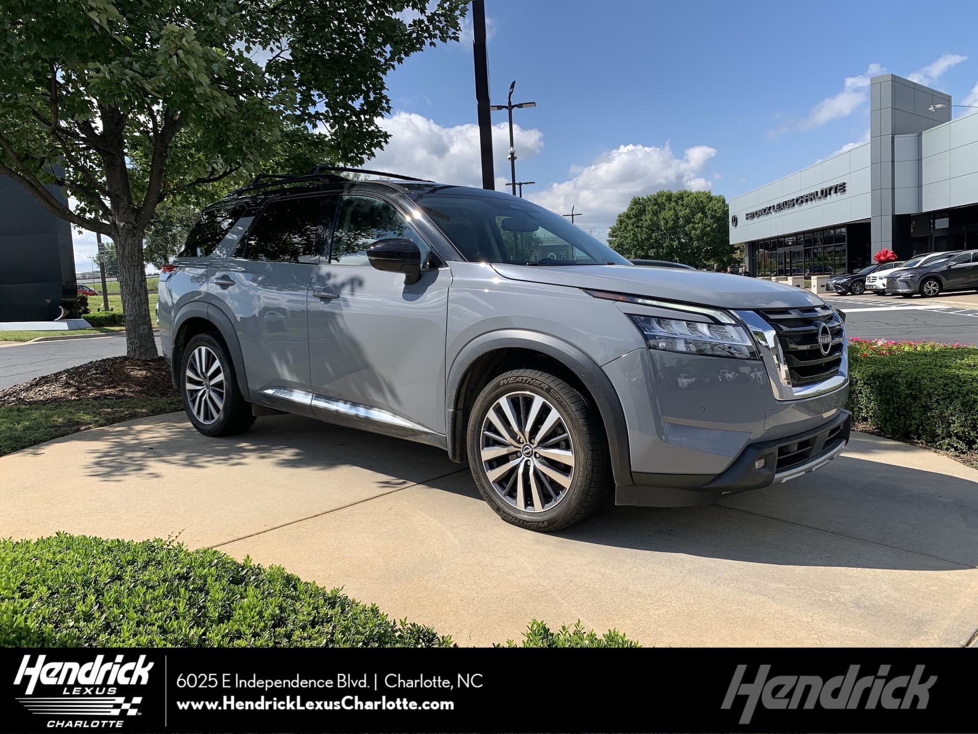 2022 Nissan Pathfinder Platinum — photo 1 of 36