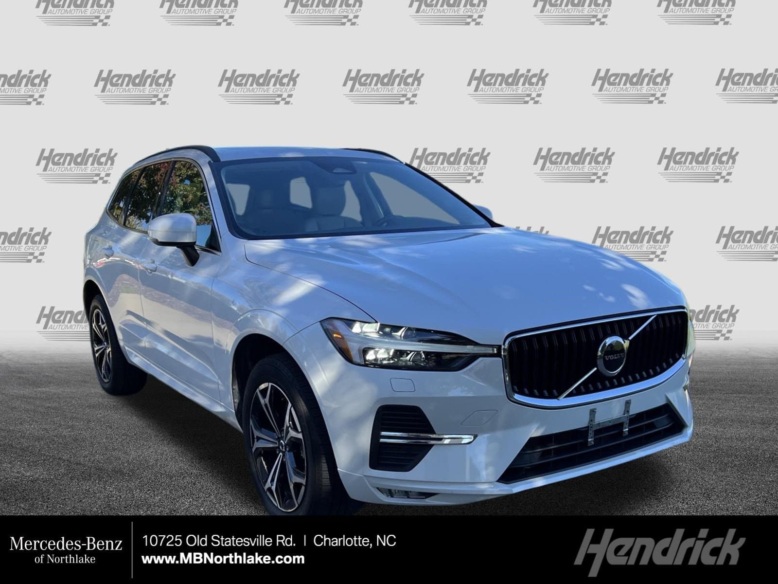 2022 Volvo XC60 Momentum — photo 1 of 38