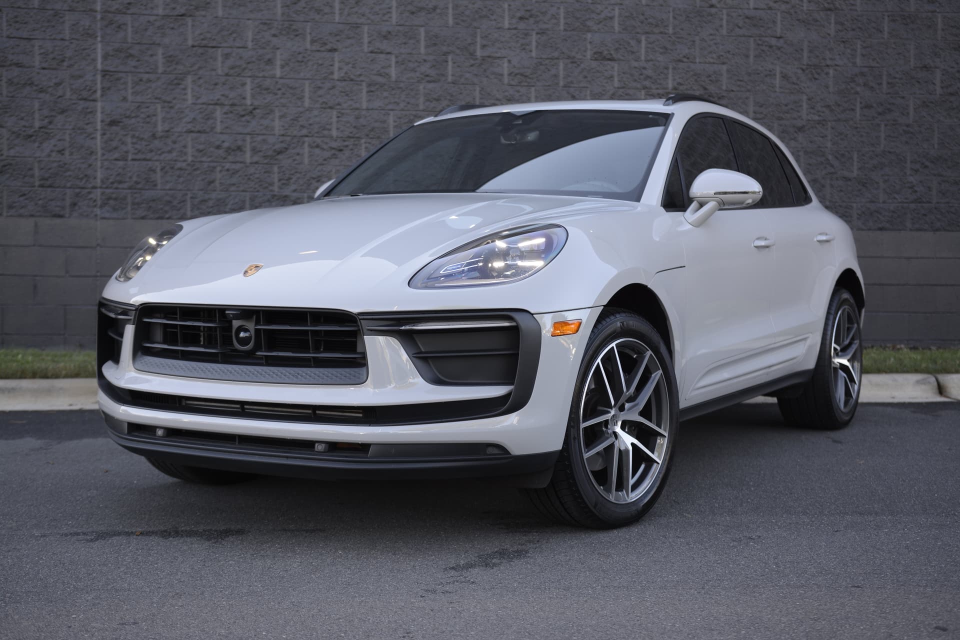 2026 Porsche Macan Base — photo 1 of 40
