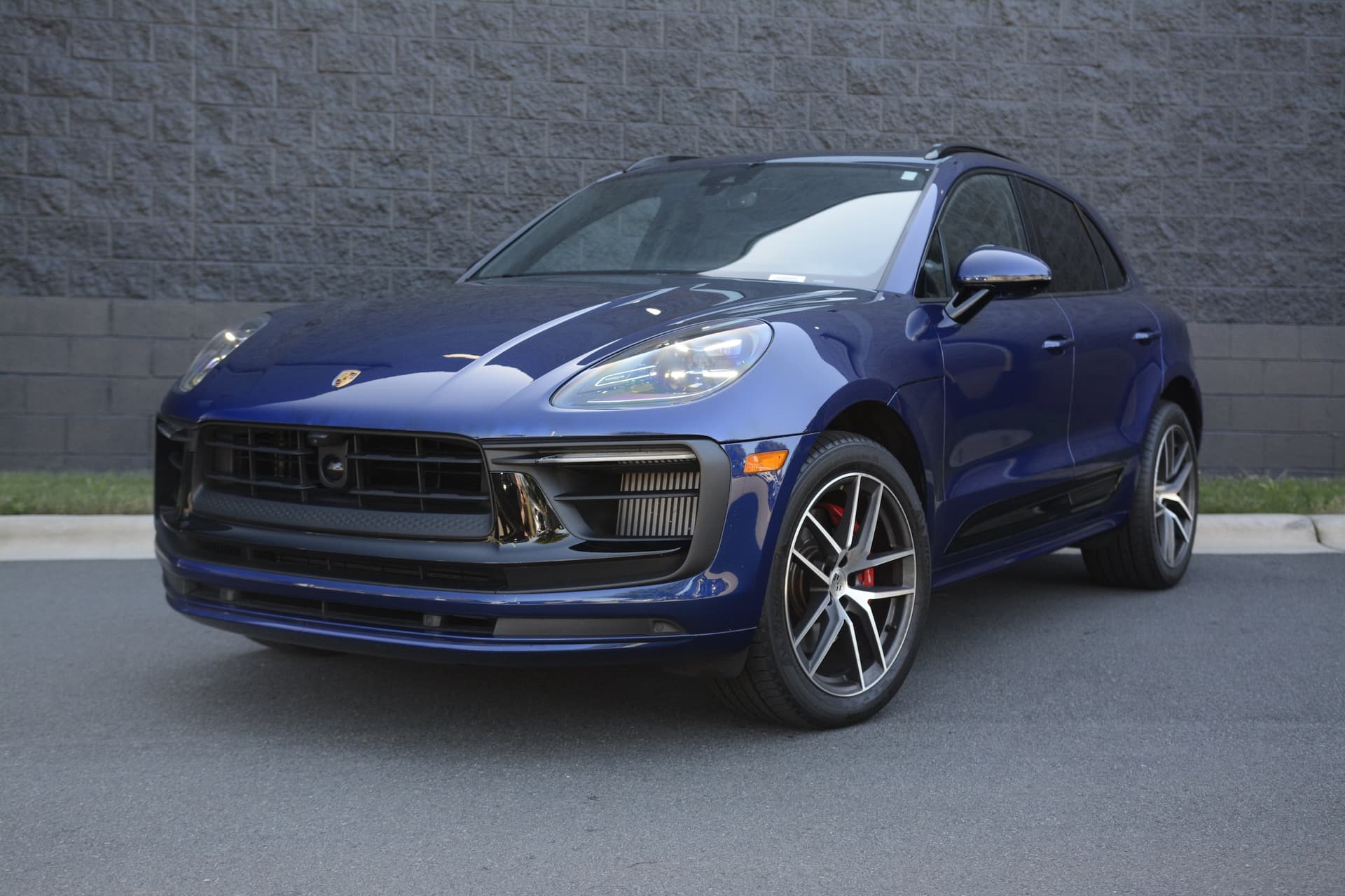 2024 Porsche Macan S — photo 1 of 43