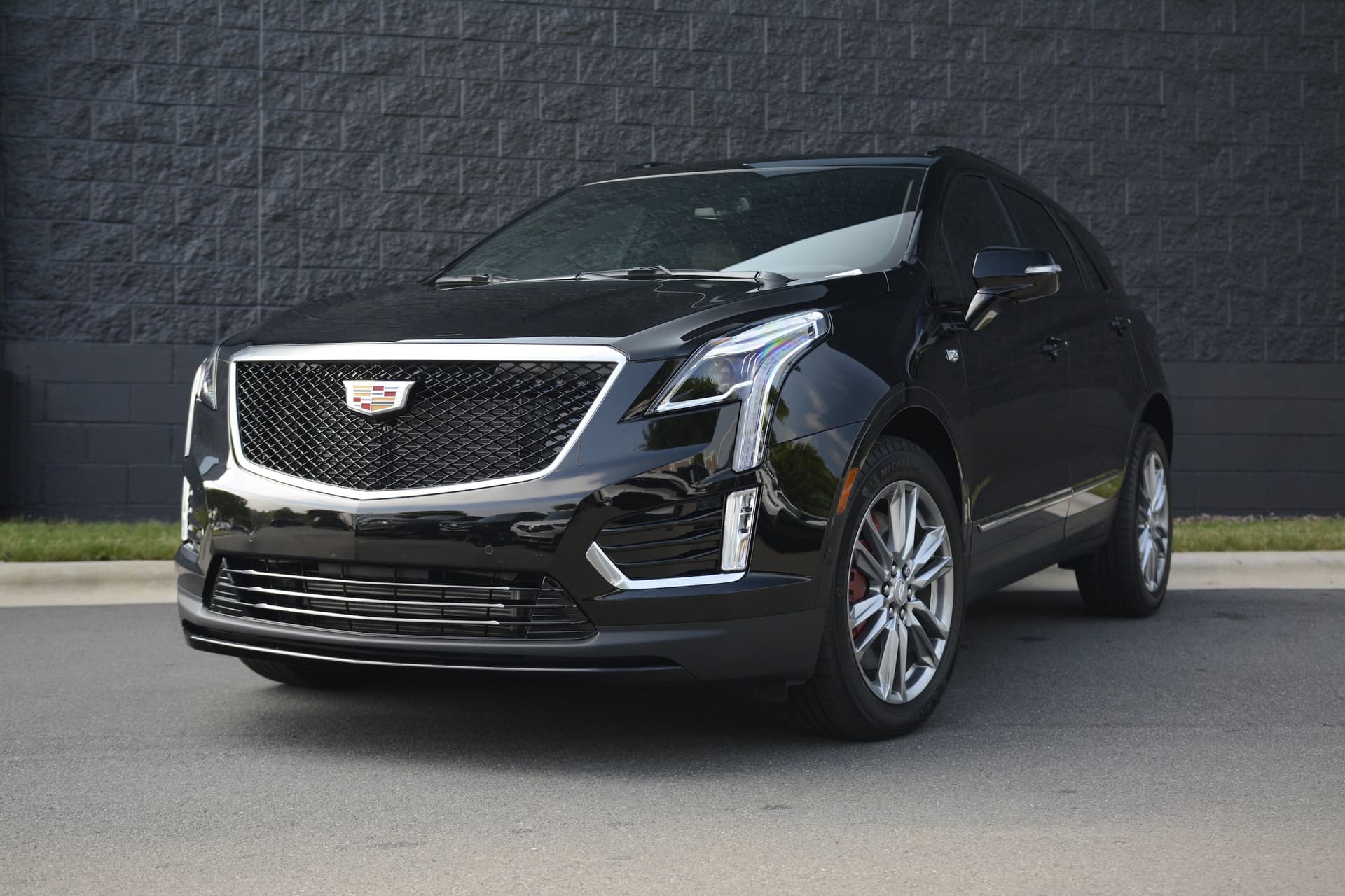 2025 Cadillac XT5 Sport — photo 1 of 40