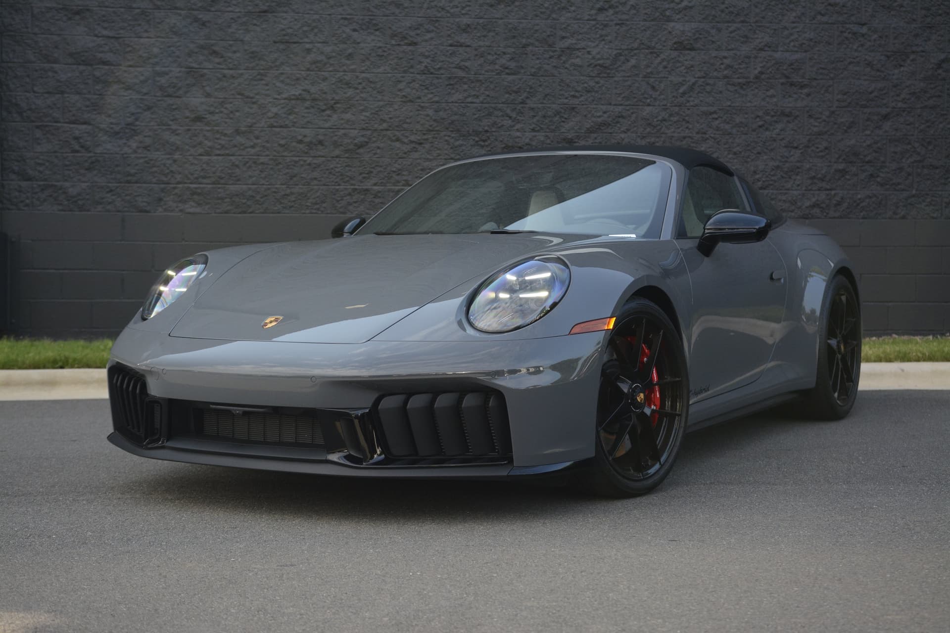 2026 Porsche 911 4 GTS — photo 1 of 42