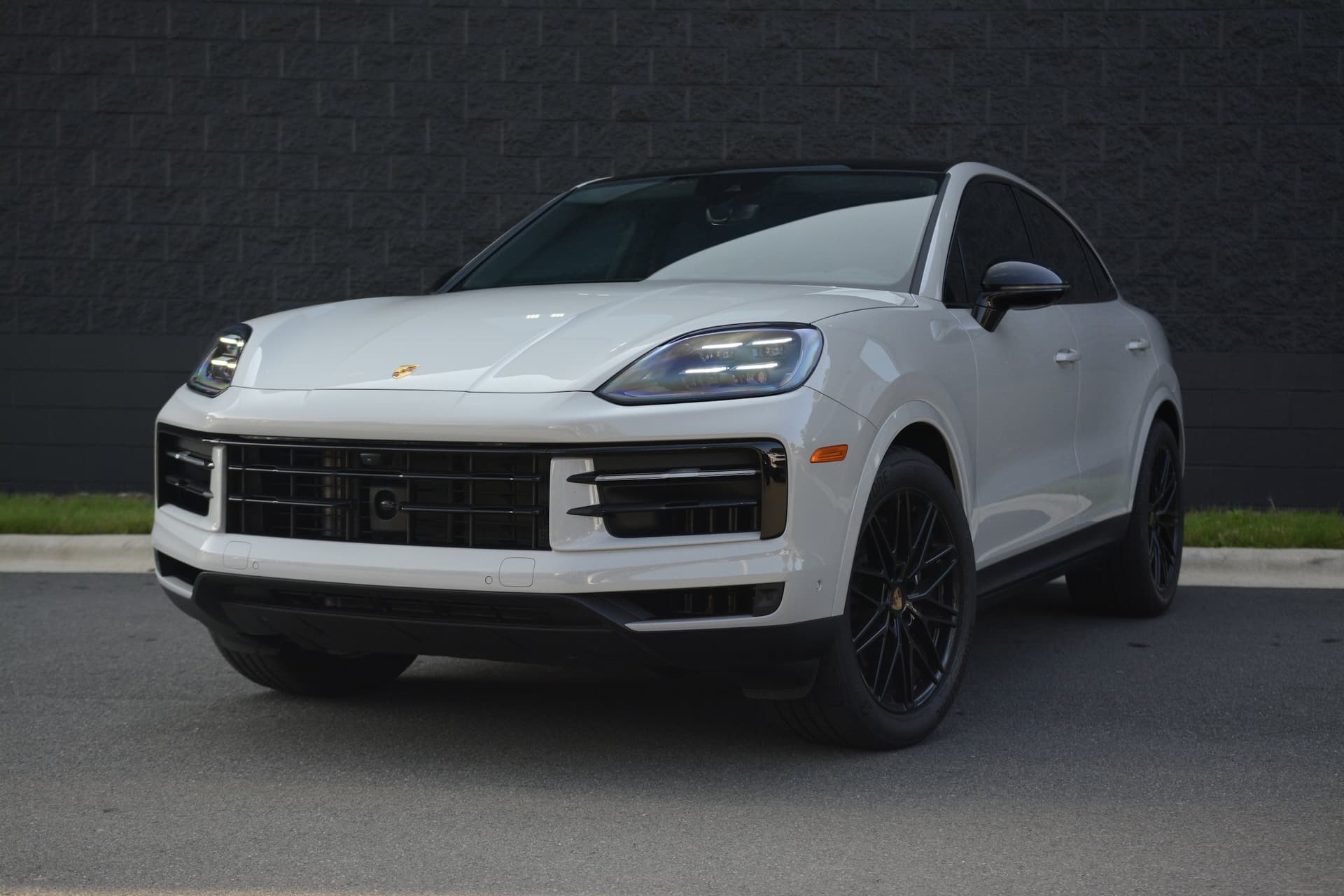 2025 Porsche Cayenne Coupe Base — photo 1 of 41