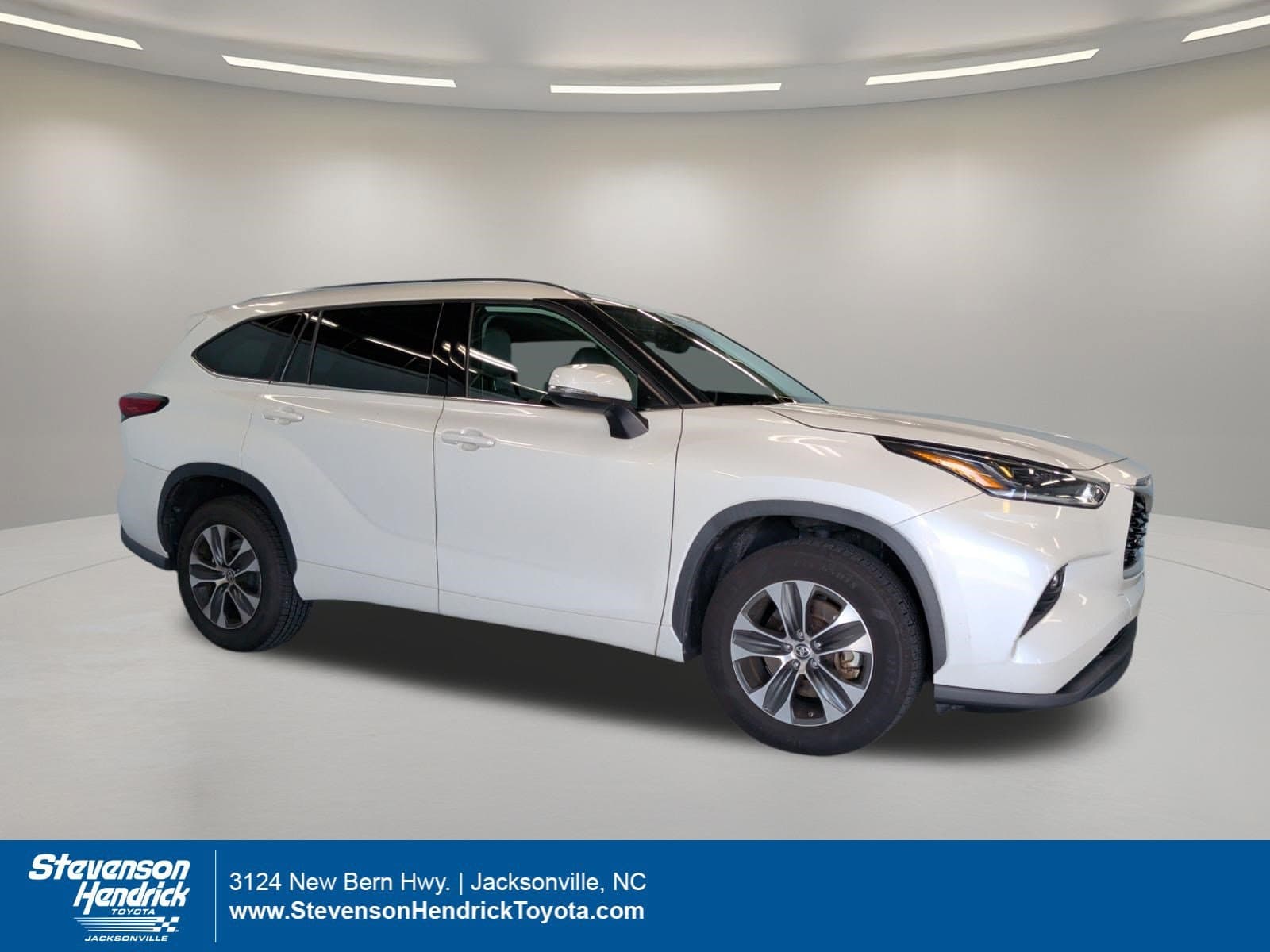 2021 Toyota Highlander XLE — photo 1 of 38