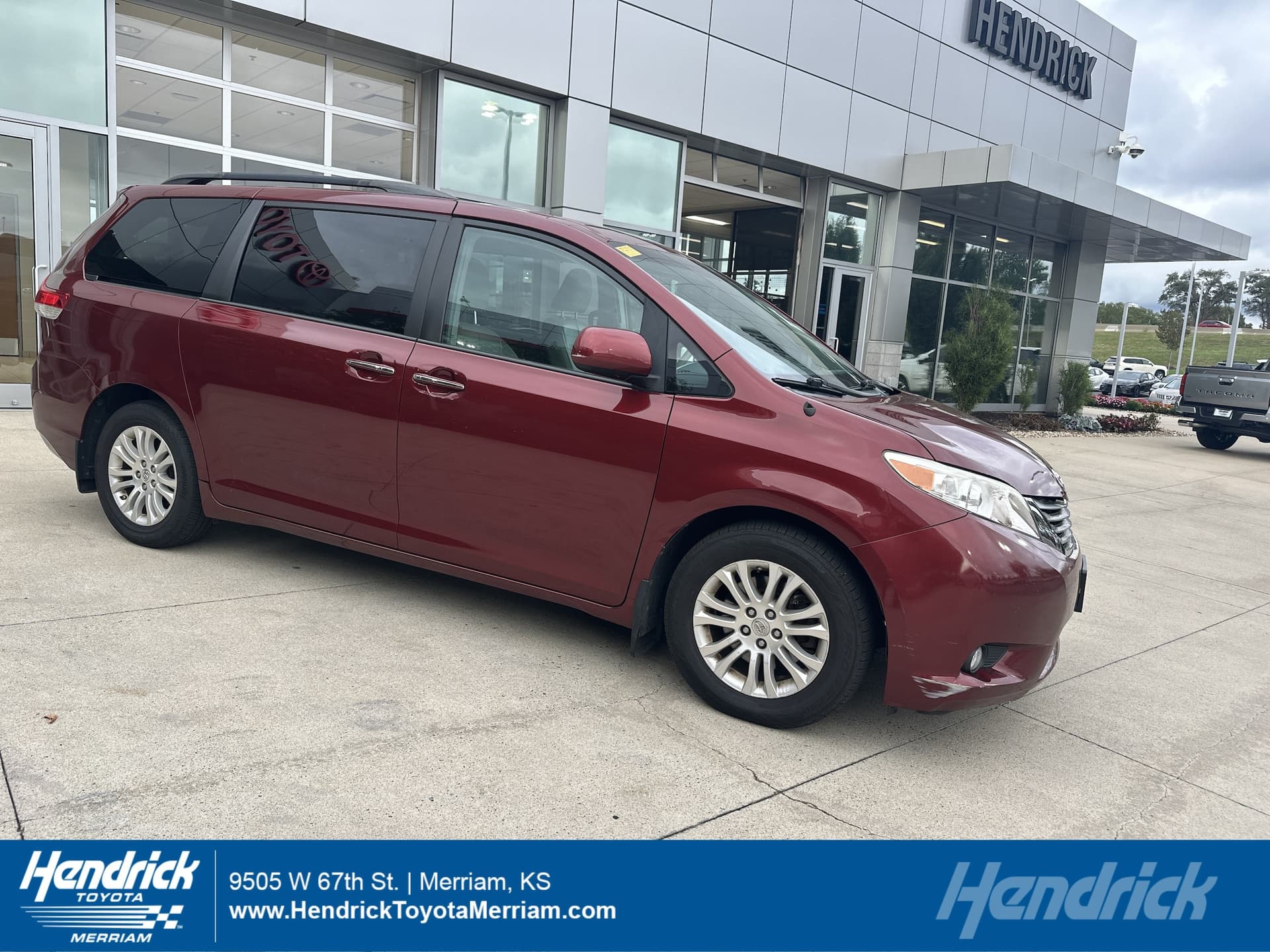 2014 Toyota Sienna XLE — photo 1 of 37