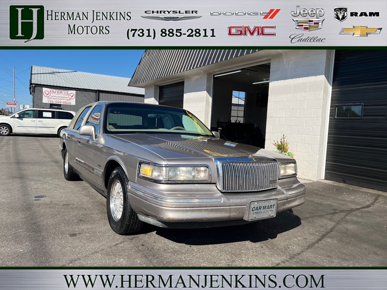 1995 Lincoln Town Car Signature — photo 1 of 19
