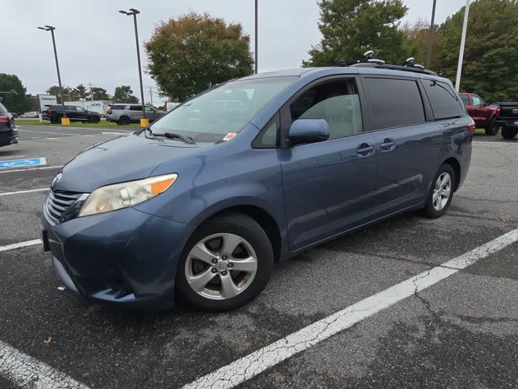 2015 Toyota Sienna LE AAS — photo 1 of 9