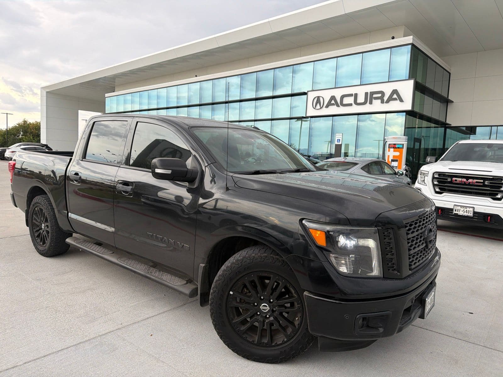 2019 Nissan Titan SV — photo 1 of 7