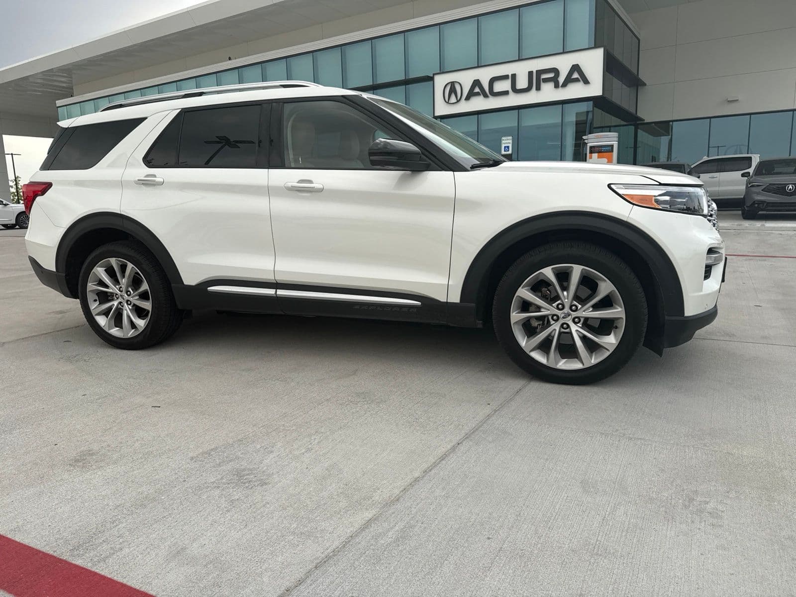 2021 Ford Explorer Platinum — photo 1 of 13