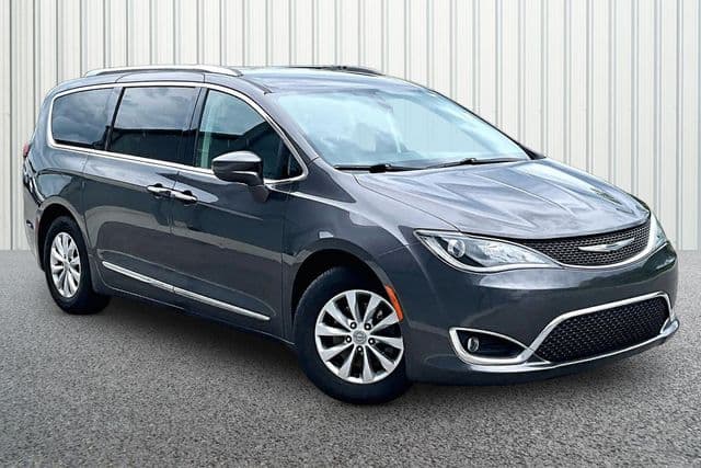 2018 Chrysler Pacifica Touring L Plus — photo 1 of 33