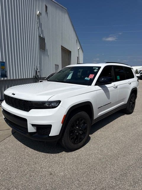 2025 Jeep Grand Cherokee L Laredo — photo 1 of 11