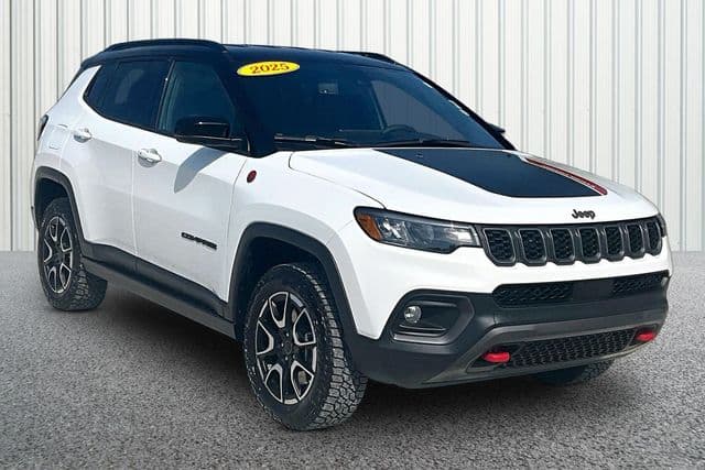 2025 Jeep Compass Trailhawk — photo 1 of 32