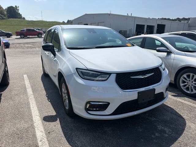 2025 Chrysler Pacifica Select — photo 1 of 11