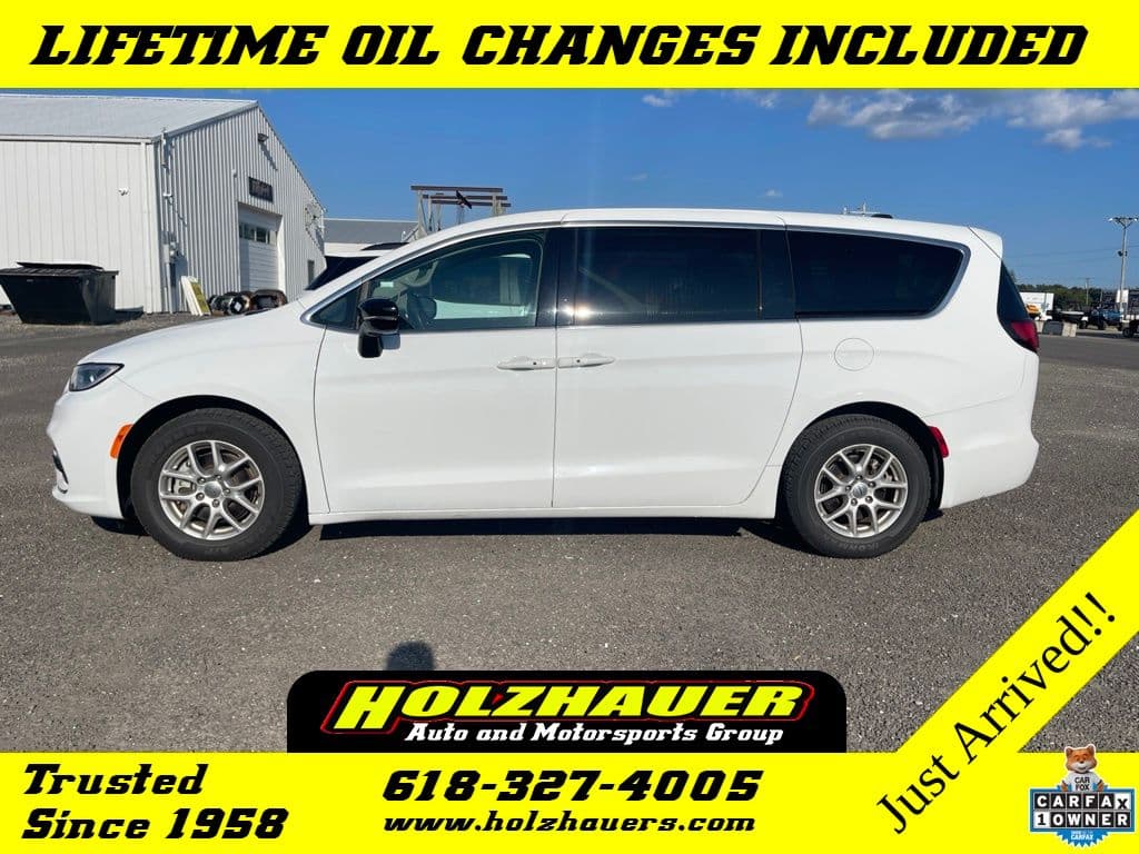 2024 Chrysler Pacifica Touring L — photo 1 of 10