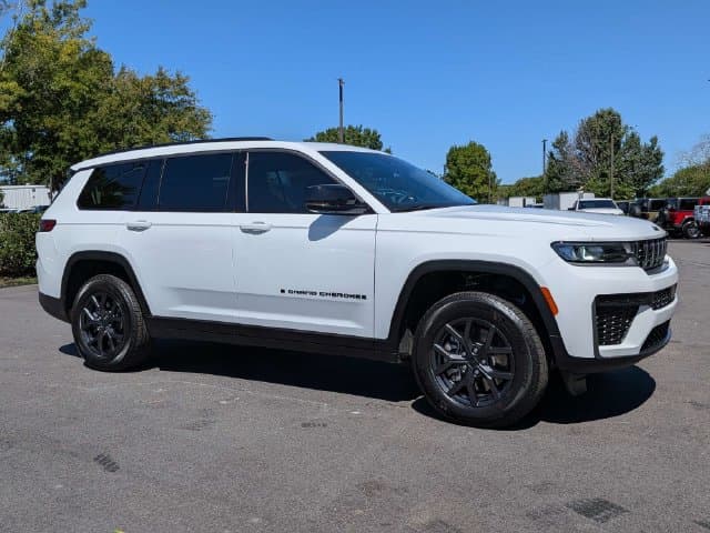 2027 Jeep Grand Cherokee L Laredo — photo 1 of 45