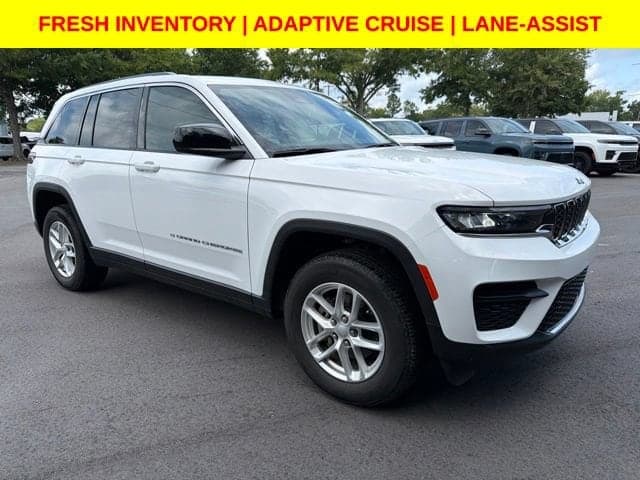 2023 Jeep Grand Cherokee Laredo — photo 1 of 27