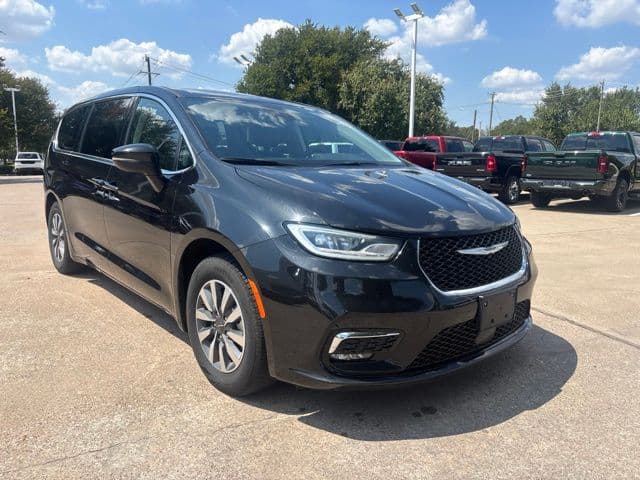 2023 Chrysler Pacifica Hybrid Touring L — photo 1 of 19
