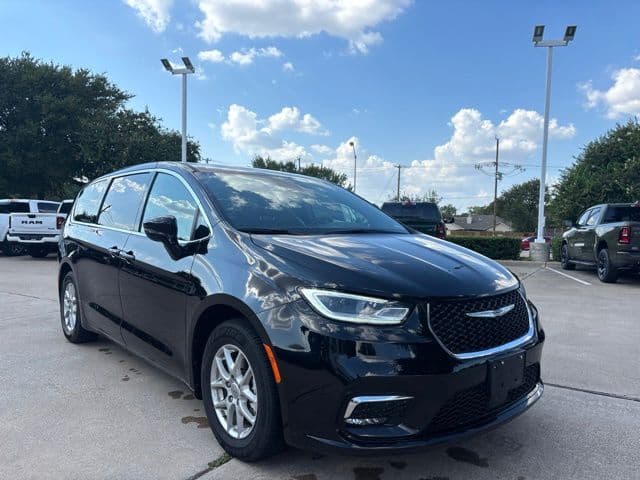 2025 Chrysler Pacifica Select — photo 1 of 18