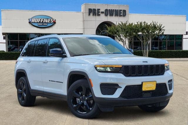 2023 Jeep Grand Cherokee Laredo — photo 1 of 32