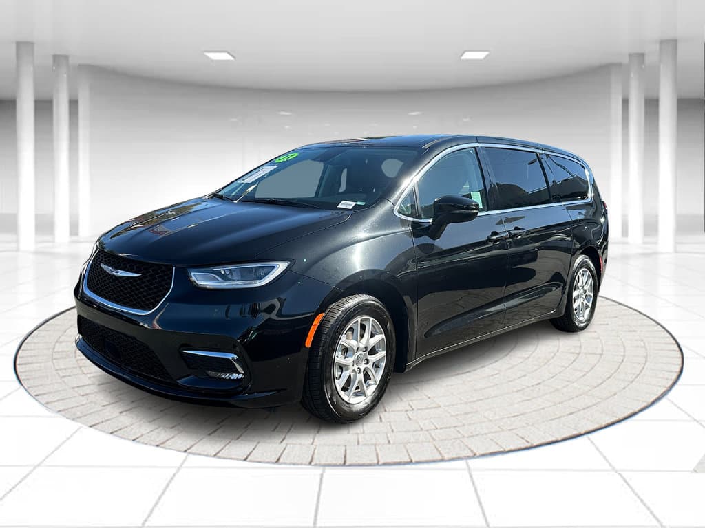 2023 Chrysler Pacifica Touring L — photo 1 of 31