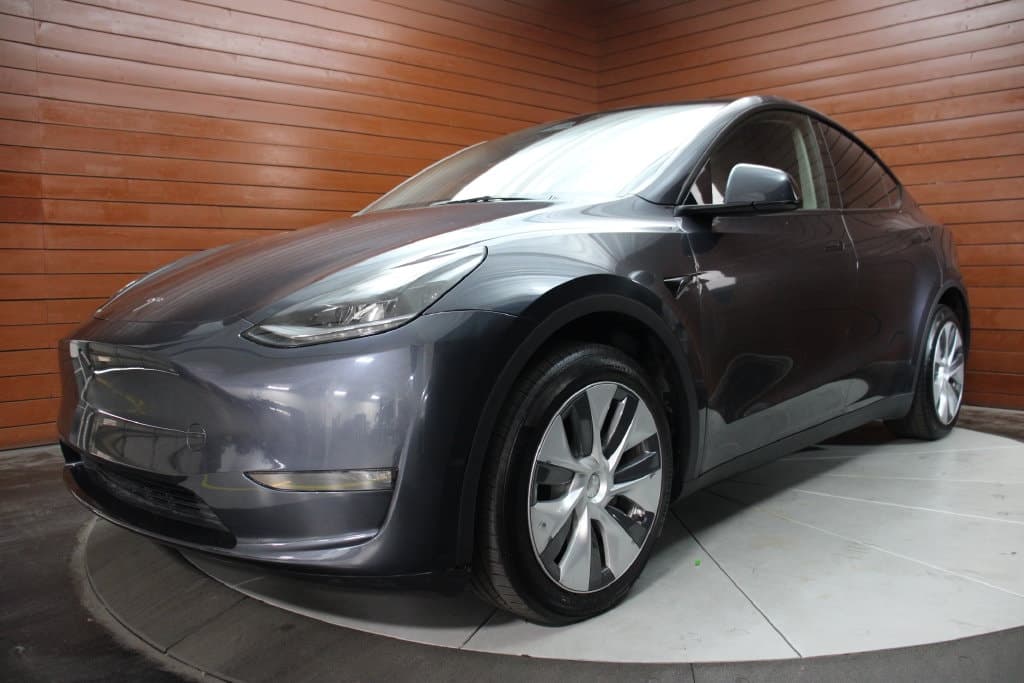 2024 Tesla Model Y Long Range — photo 1 of 21