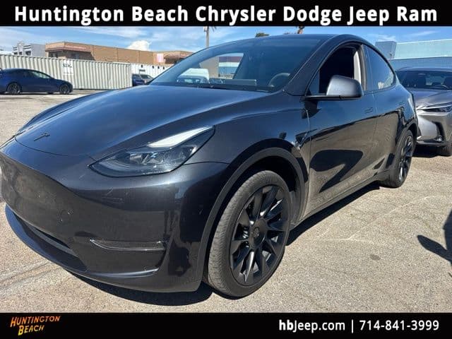 2024 Tesla Model Y Long Range — photo 1 of 11