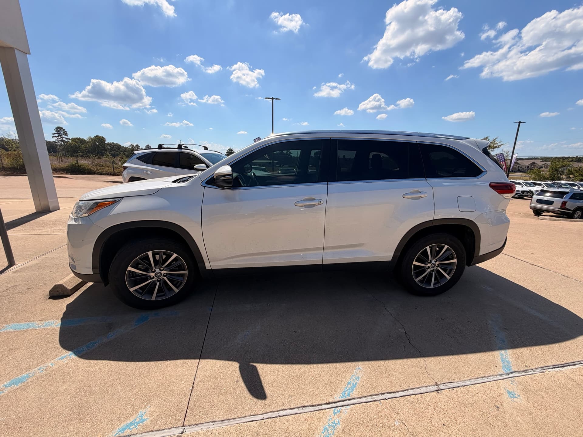 2019 Toyota Highlander XLE — photo 1 of 5