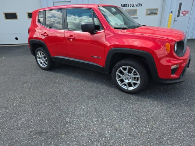 2023 Jeep Renegade Latitude — photo 1 of 10