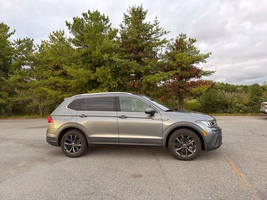 2024 Volkswagen Tiguan SE — photo 1 of 2