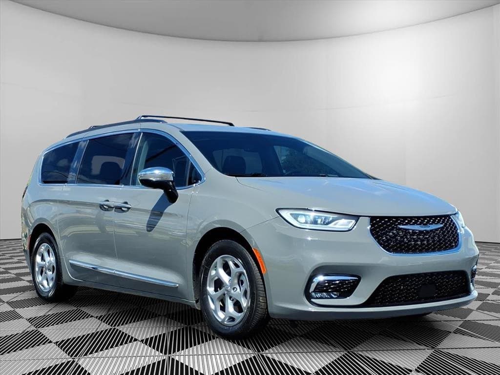 2023 Chrysler Pacifica Limited — photo 1 of 30