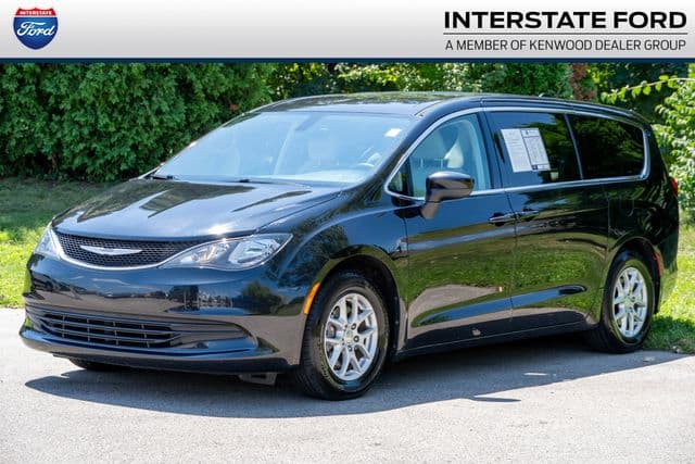 2017 Chrysler Pacifica Touring — photo 1 of 59