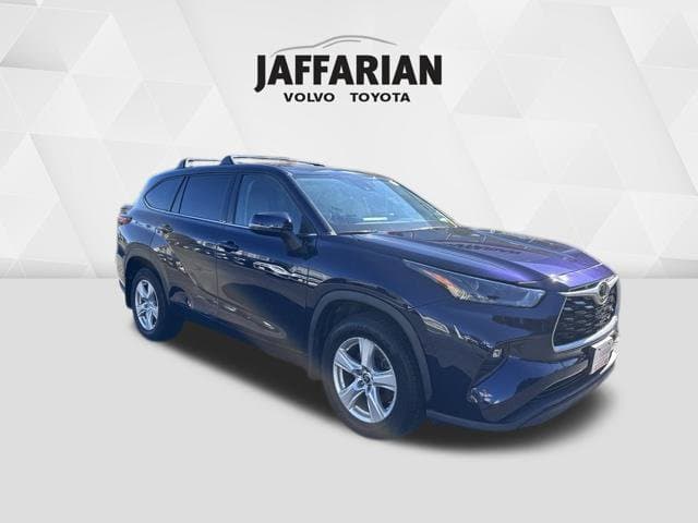 2022 Toyota Highlander LE — photo 1 of 9