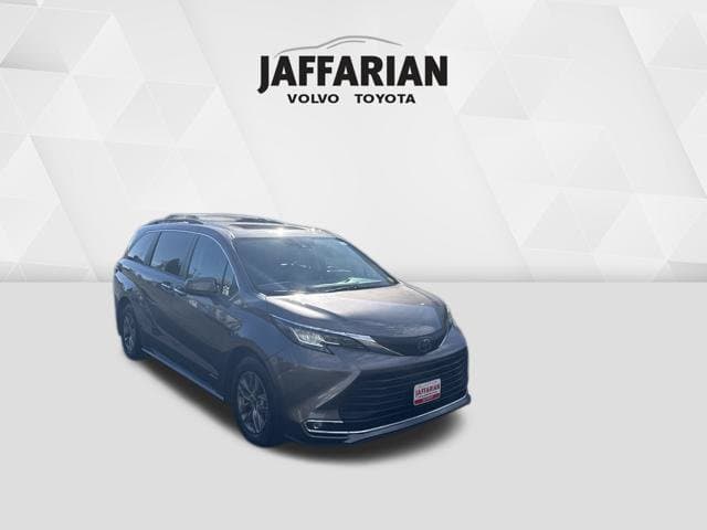 2021 Toyota Sienna XLE — photo 1 of 12