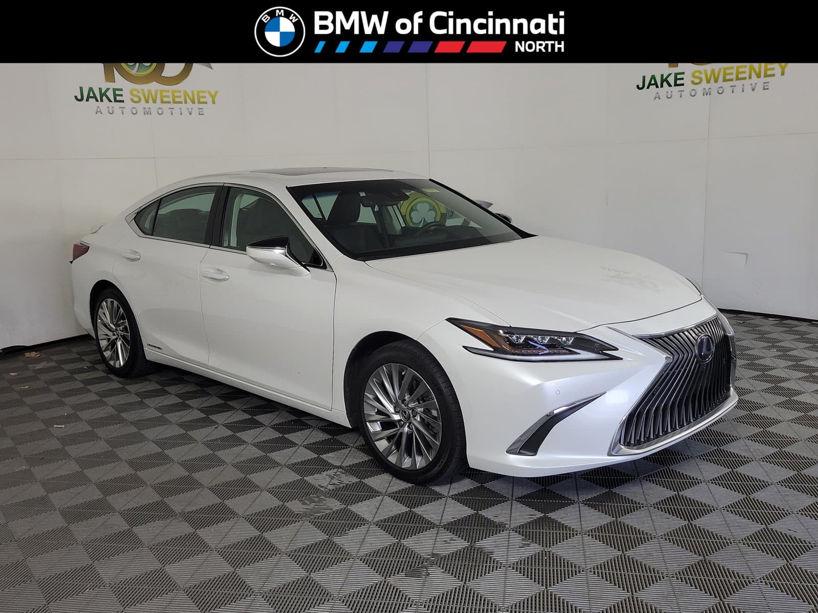 2020 Lexus ES ES 300h Luxury — photo 1 of 8