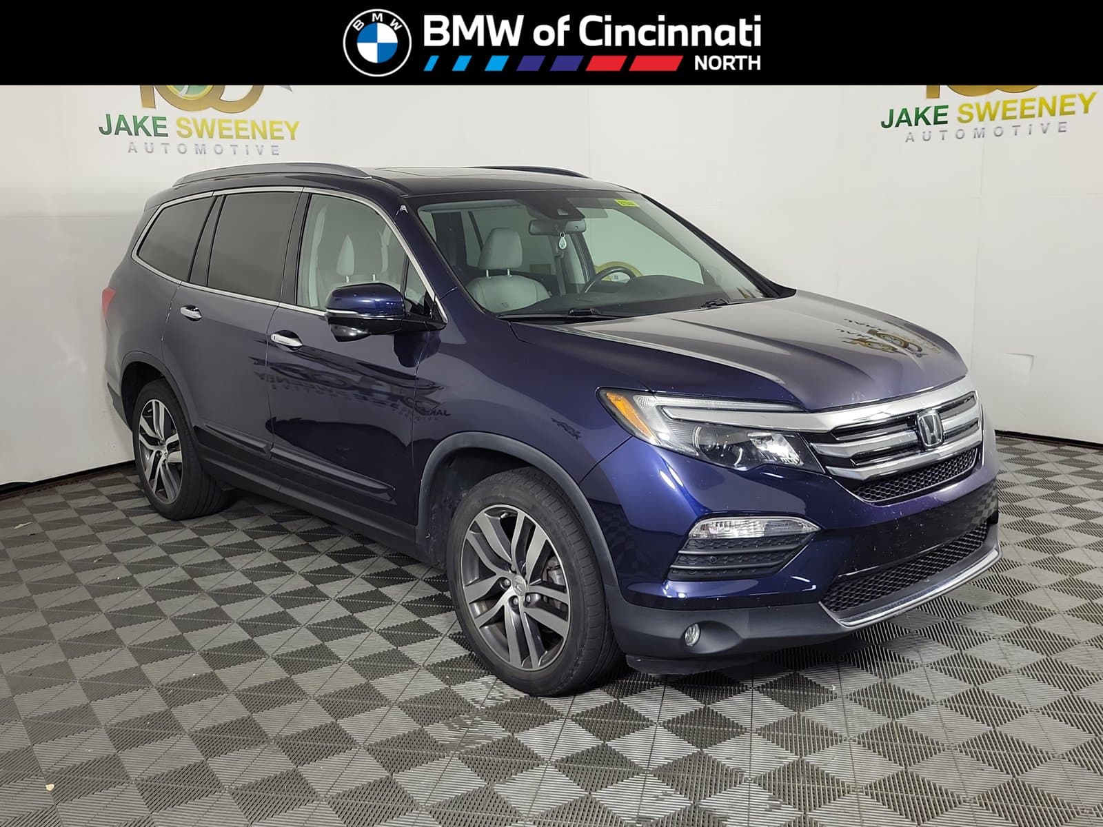 2017 Honda Pilot Touring — photo 1 of 8