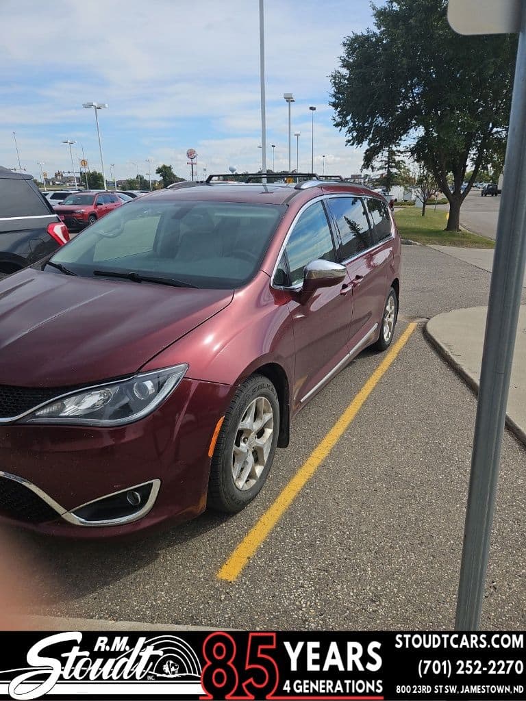 2017 Chrysler Pacifica Limited — photo 1 of 4