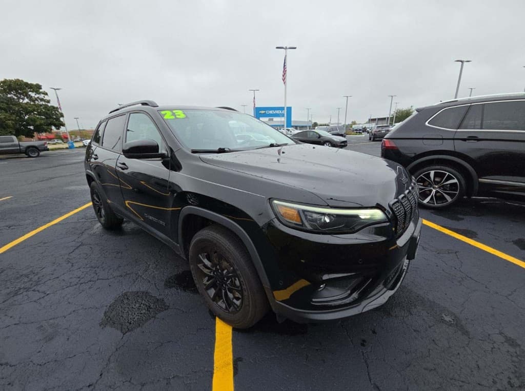 2023 Jeep Cherokee Altitude Lux — photo 1 of 5