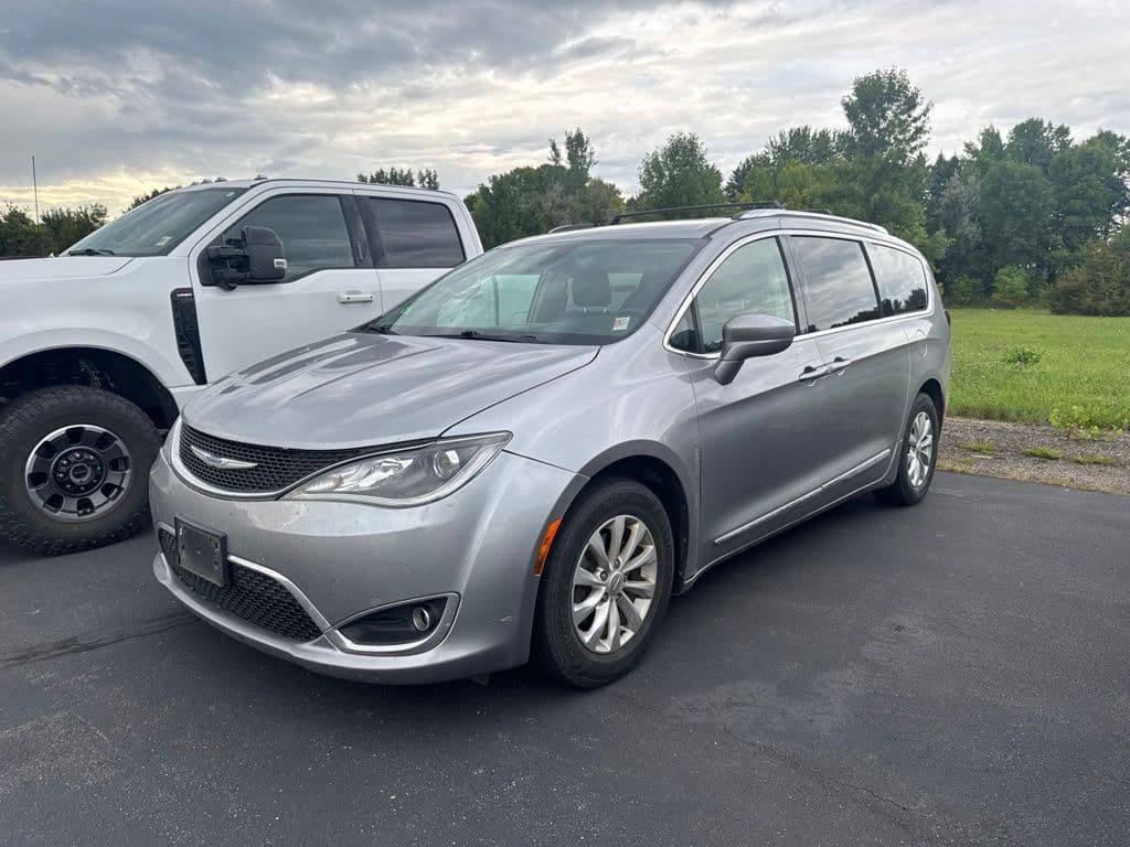 2019 Chrysler Pacifica Touring L — photo 1 of 4