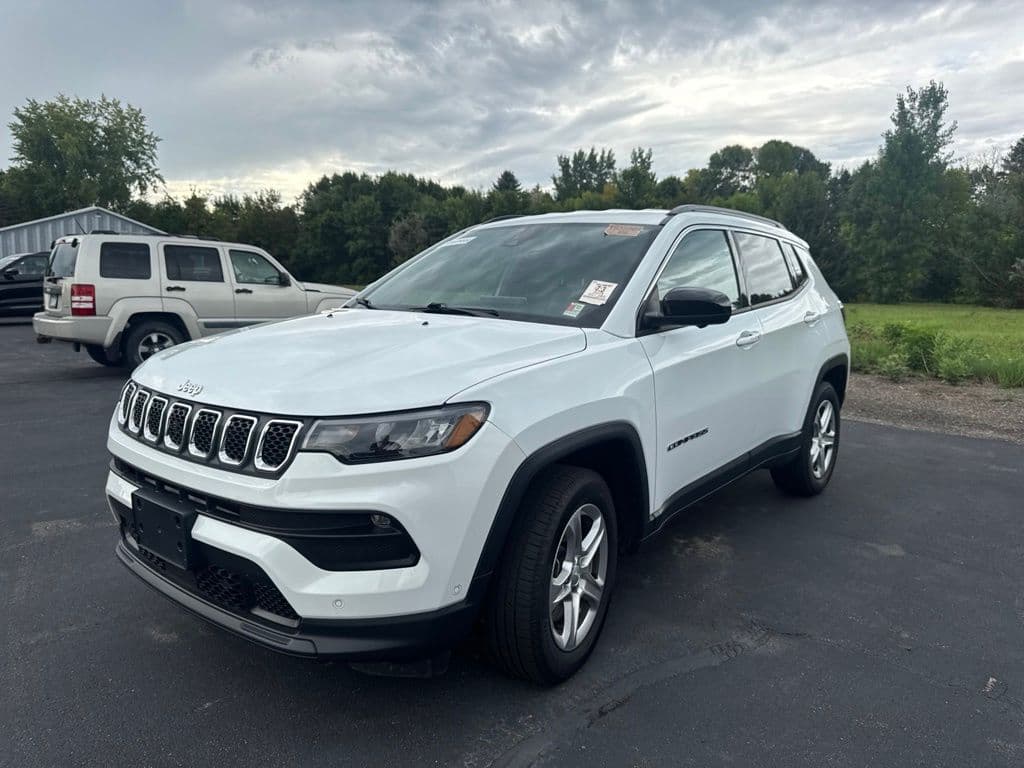 2023 Jeep Compass Latitude — photo 1 of 5